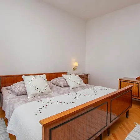 Apartments Ozren Omis Exterior photo