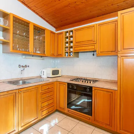 Apartments Ozren Omis Exterior photo